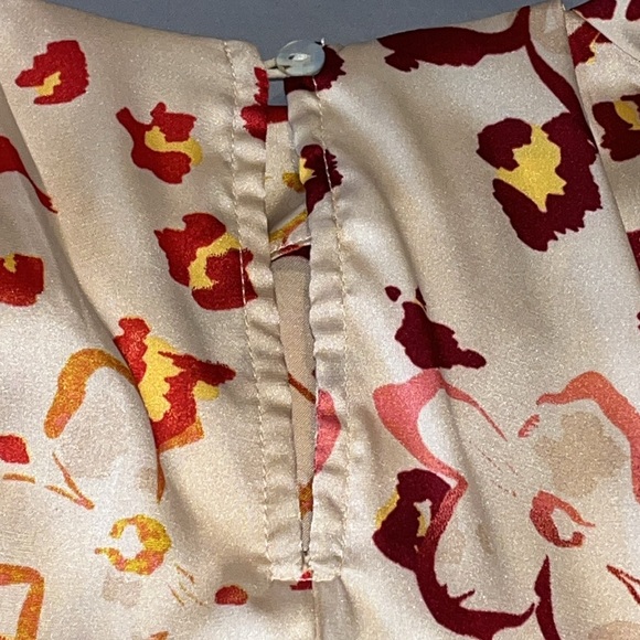 Entro Satin Floral Balloon Short Sleeve Blouse size Large - Picture 11 of 12
